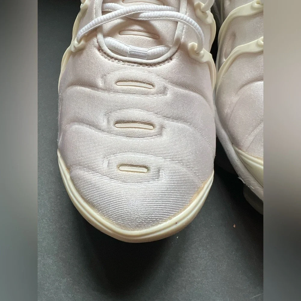 NIKE AIR VAPORMAX PLUS SHOES SIZE. 9.5 TRIPLE WHITE PLATINUM SNEAKERS